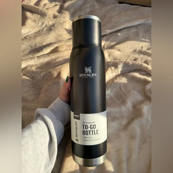 Stanley To-Go Bottle - Picture 1 of 2